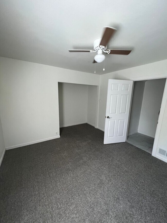 Building Photo - 4064-4466 S Broadway