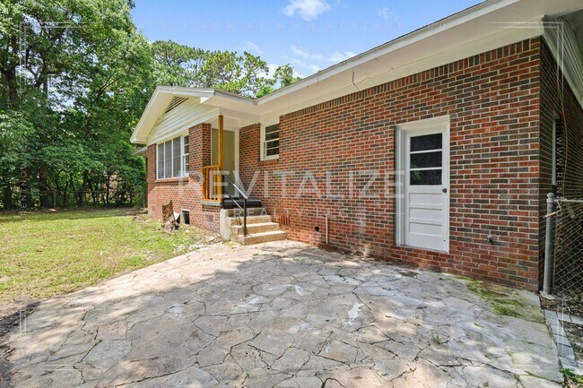 Building Photo - 2505 Robin Hood Dr