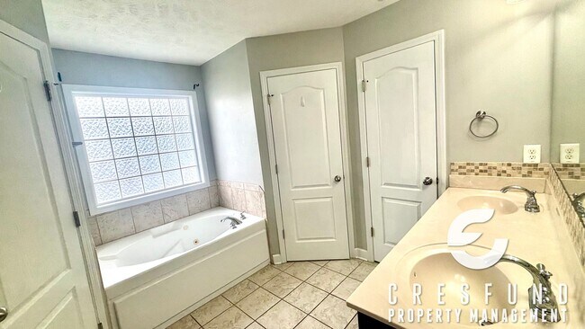 Building Photo - 4BR 2.5 Bath with Screened Porch and priva...