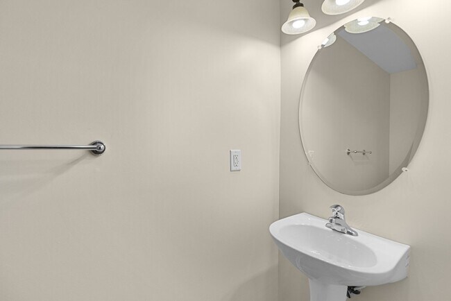 Building Photo - Spacious Condo in Norfolk