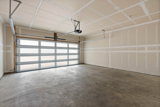 Building Photo - 604 S Crescent Ln