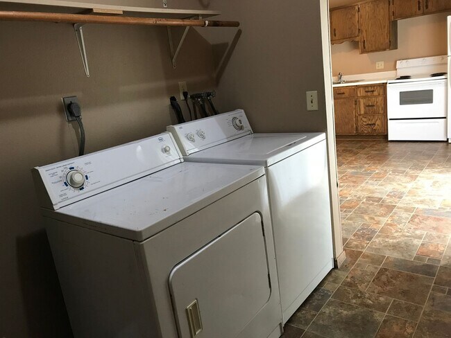 Building Photo - 718/720 6th St NE