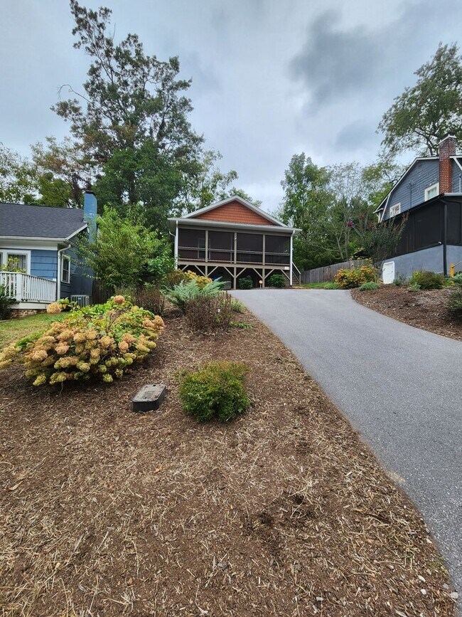 Building Photo - Asheville Rental!