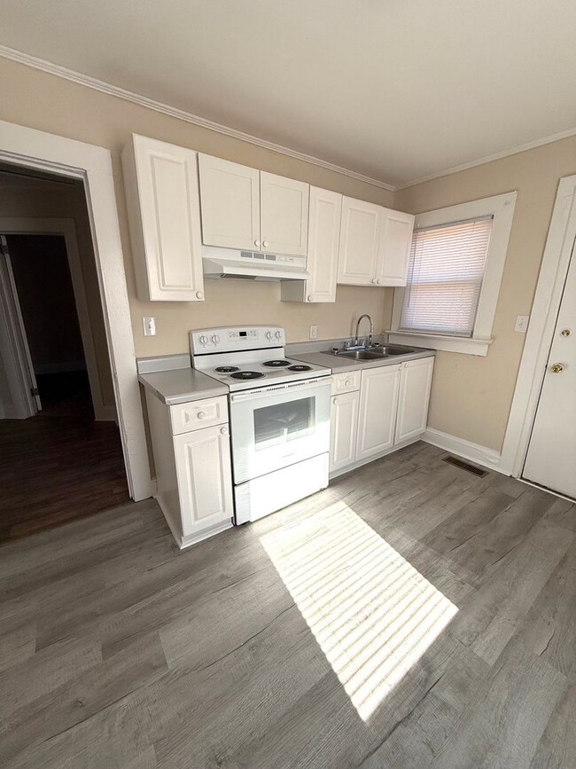 Building Photo - Duplex on Higgs St