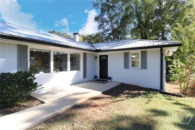 Building Photo - 1092 West Lake Dr