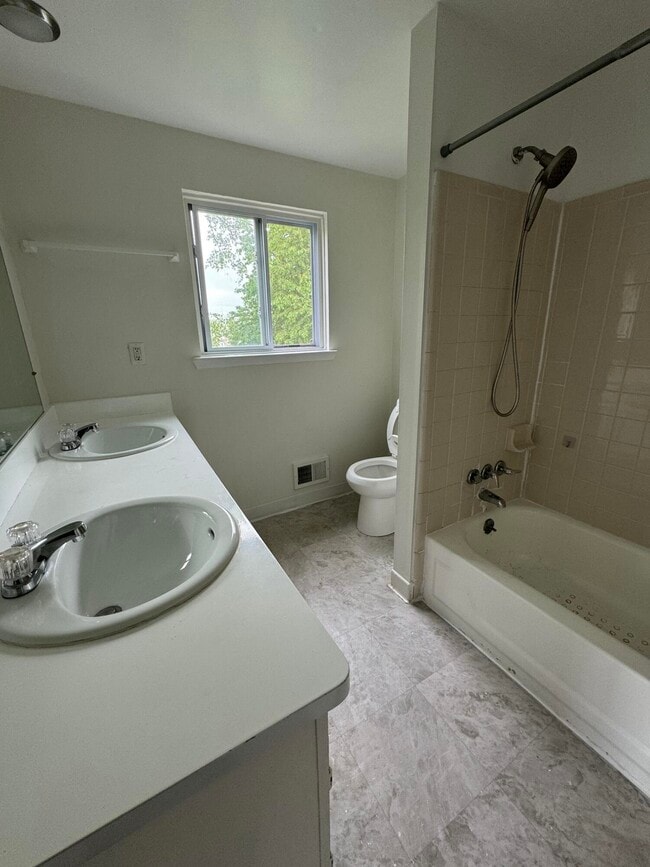 Building Photo - 3516 Beech Dr