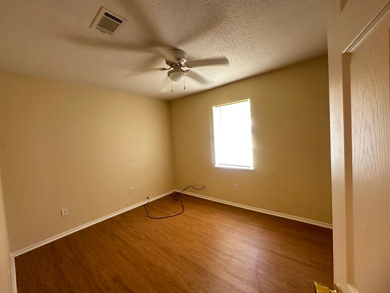 Building Photo - 619 Elm St