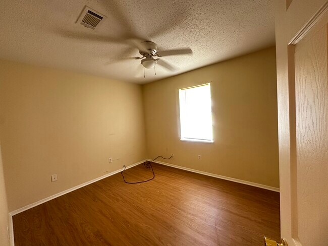 Building Photo - 619 Elm St