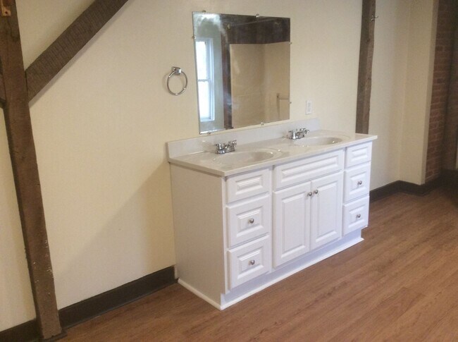 Building Photo - Renovated and Spacious 4 Bedroom 1.5 Bath ...