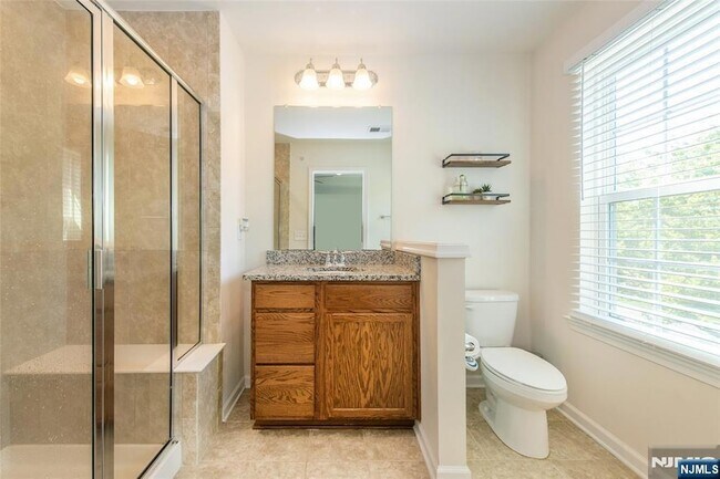 Building Photo - 9 Landmark Ln