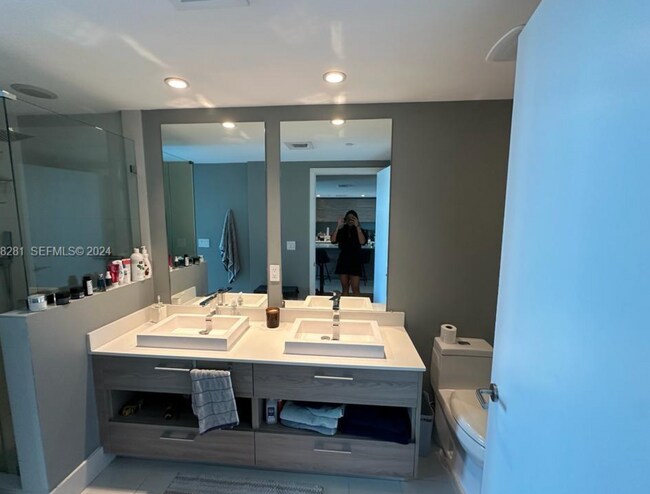 Building Photo - Enjoy this spacious 1-bedroom + DEN unit in an excellent location,