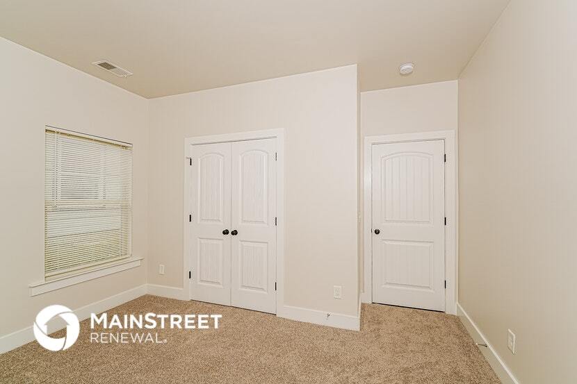 Building Photo - 890 Maple Trce