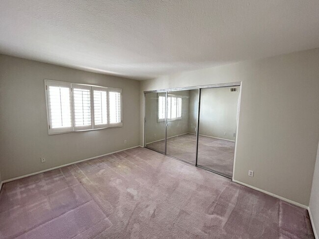Building Photo - 8132 E Hillsdale Dr