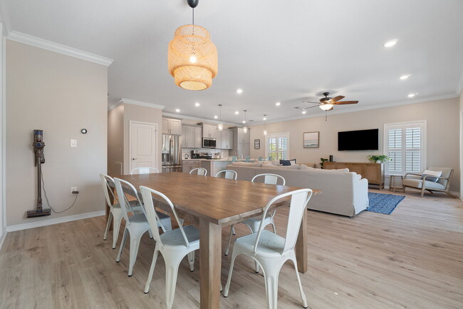 Building Photo - 6635 Carlinga Dr