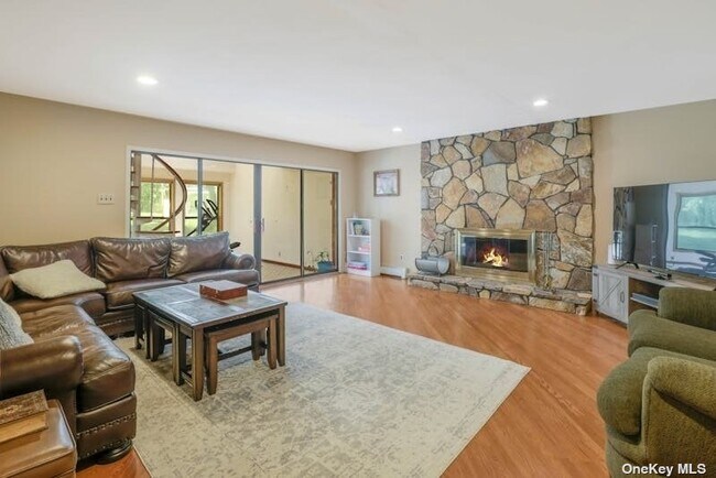 Building Photo - 2 Castle Ct