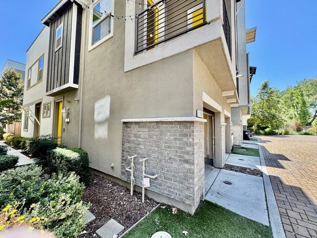 Building Photo - NEWER 2 BED, 2.5. BATH TOWNHOME IN BROADWAY AREA OF SACRAMENTO