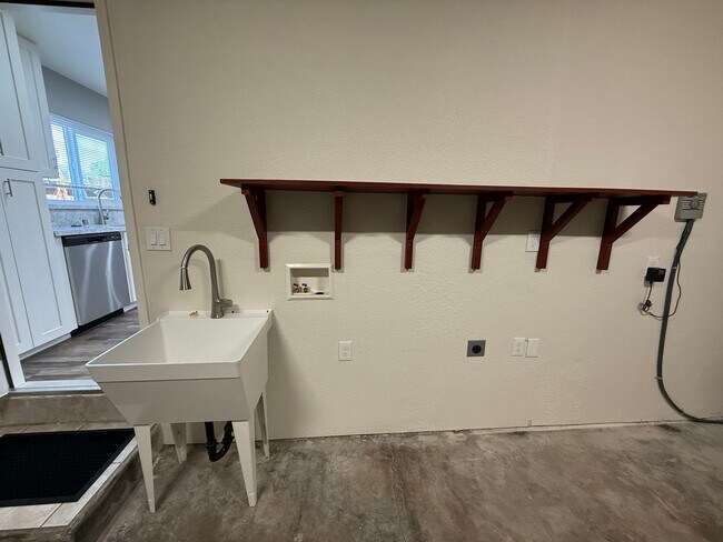 Building Photo - Newly remodeled 3 bedroom in the heart of ...