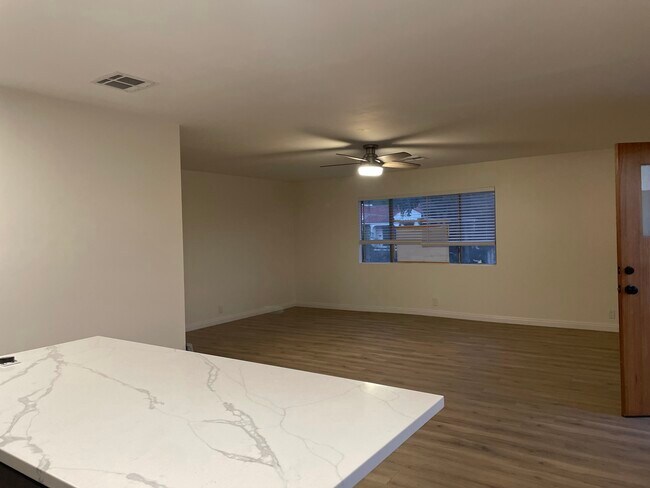 Building Photo - 1385 N Marengo Ave