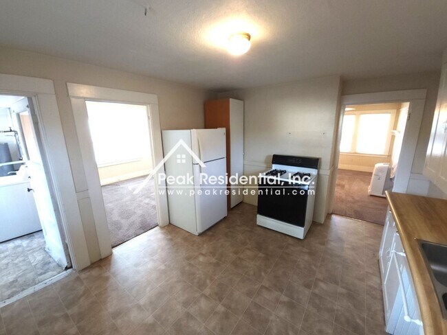 Building Photo - Cute 2 bd/1 ba Roseville House