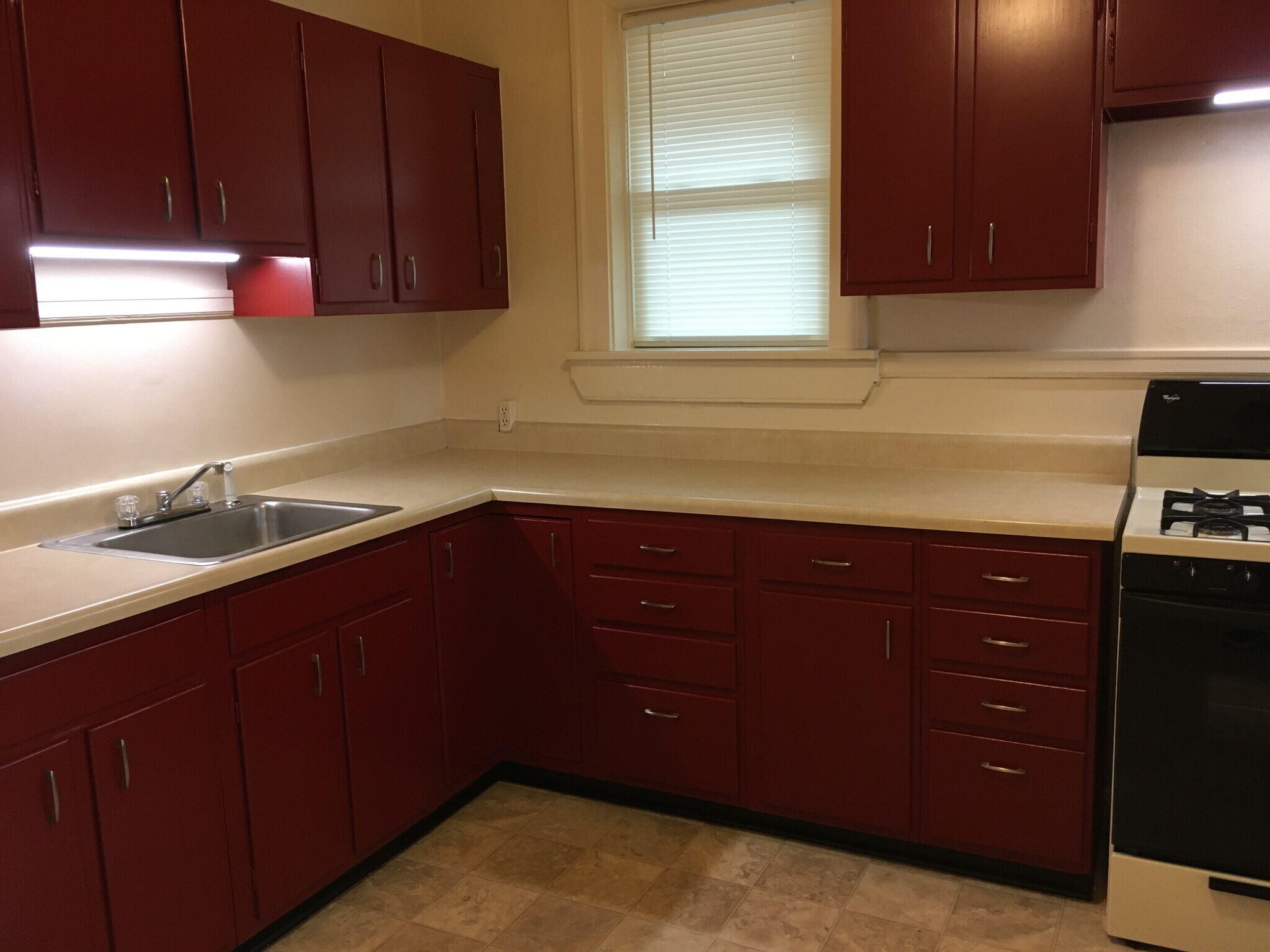 Kitchen 12 x 12 - 4973 Tholozan Ave