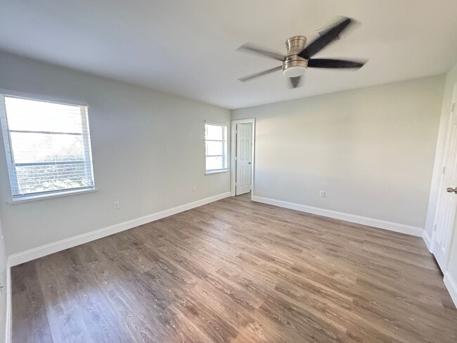 Building Photo - AVAILABLE NOW!  2 Bedroom 2 Bath Duplex with 1 Car Garage!