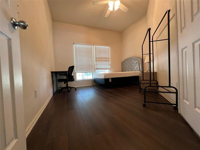 Building Photo - 7806 Crystal Moon Dr