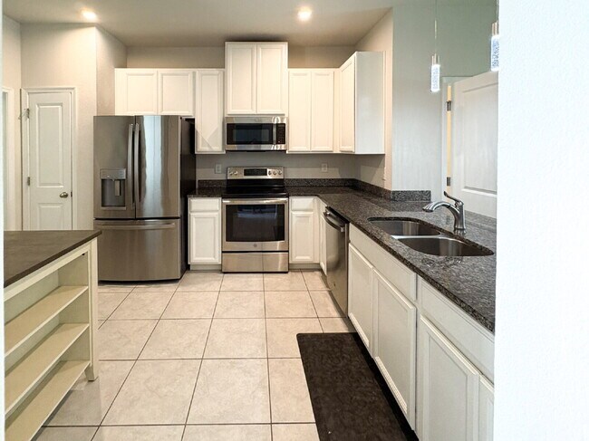Building Photo - Spacious 3-Bedroom Townhome with garage  i...