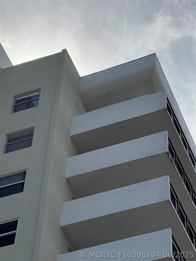 Building Photo - 401 Golden Isles Dr