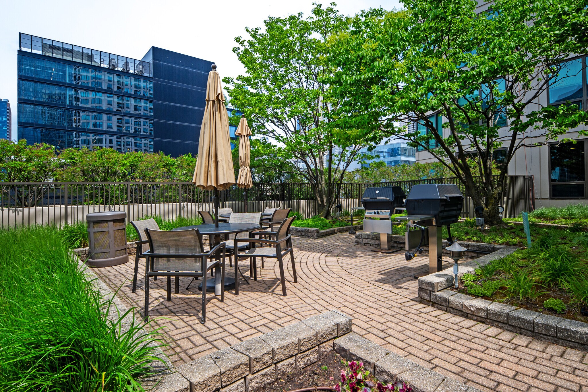 Building Photo - 400 N La Salle Dr