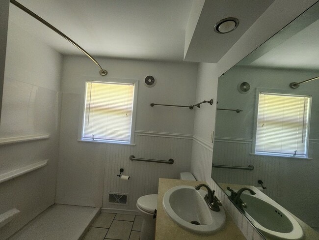Building Photo - Spacious 5-Bedroom Home Near McKennan Park
