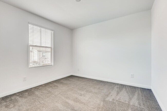 Building Photo - 3 Bedroom Townhouse in a Gated Northeast Community Near Nellis Air Force Base