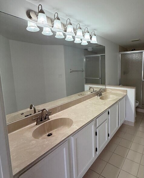 Master bathroom - 9836 Luna Cir