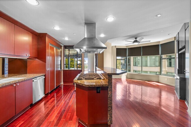 Building Photo - Gorgeous Park Laurel condominium