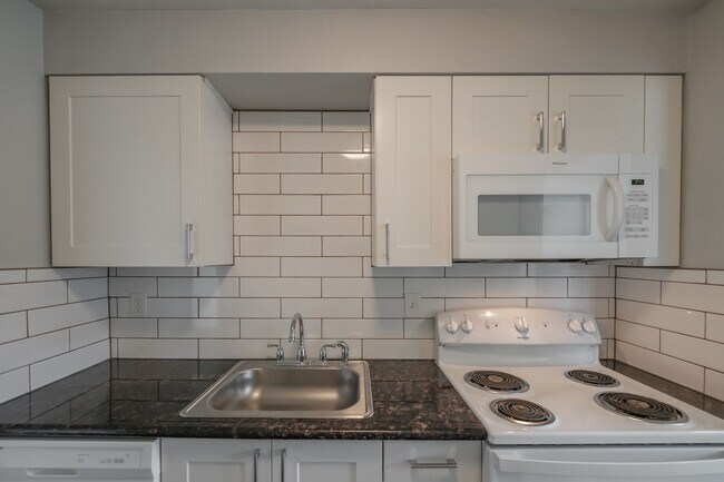 Building Photo - Beautiful 2 Bed, 1 Bath Second Floor Apartment Near Downtown Albany!