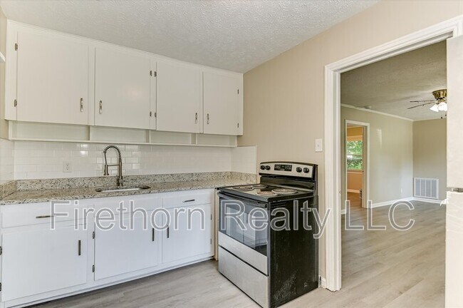 Building Photo - 924 Royalette Ave