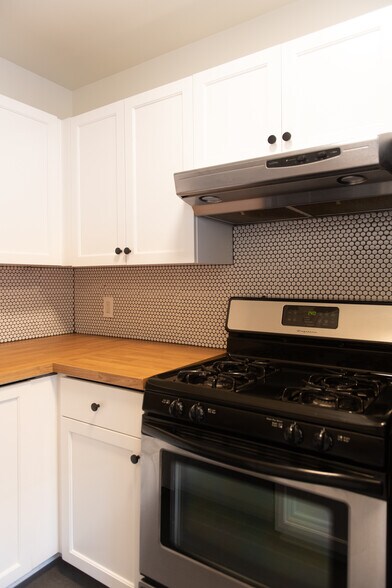 Gas range - 701 NE 28th Ave