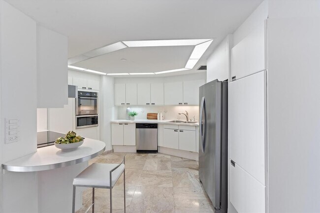 Building Photo - 100 Lakeshore Dr