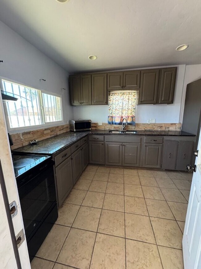 Building Photo - South- 3 bedroom/ 1 bathroom single family home