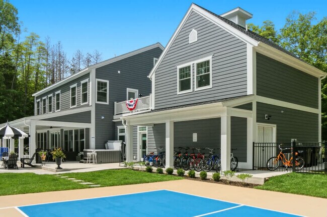 Building Photo - 2171 Lakeshore Dr