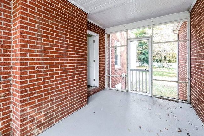 Building Photo - 305 S Mulberry St