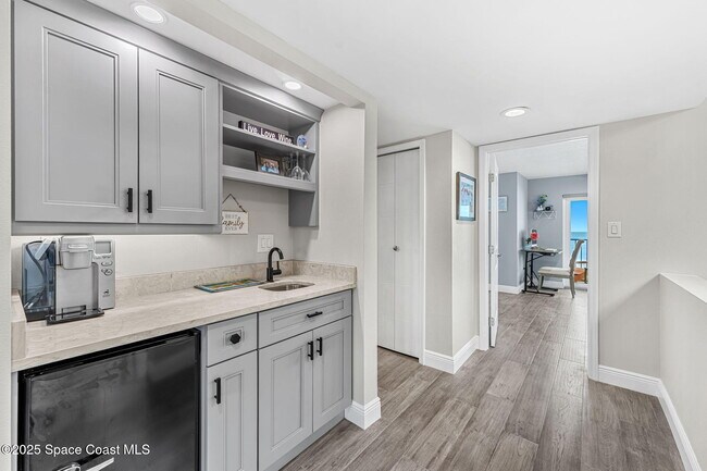 Building Photo - 995 N Hwy A1A