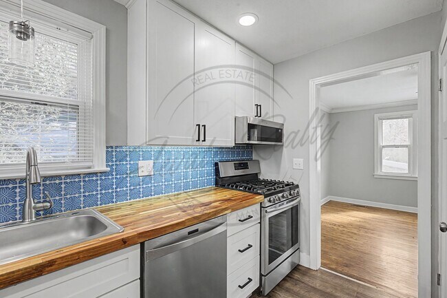 Building Photo - Four Bedroom Ranch with Finished Basement in Clarksville!