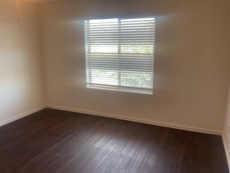 Building Photo - 1734 Lark Dr NE