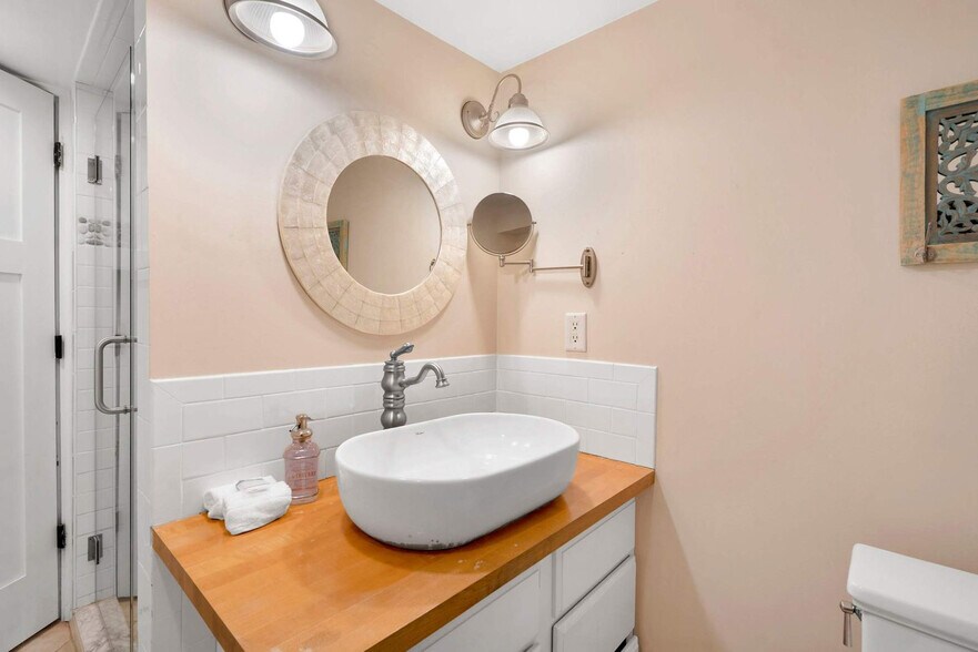 Building Photo - 148 Creek Rd