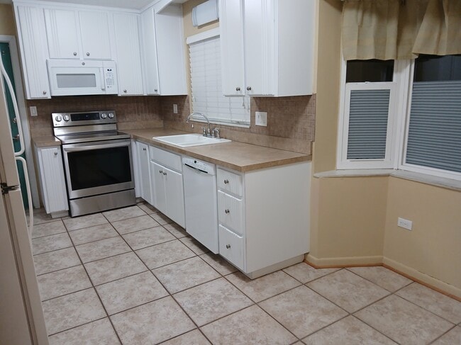 Building Photo - 5682 45th Ave N