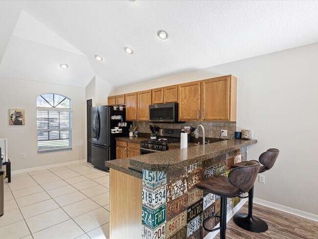Building Photo - "Charming 3-Bed, 3-Bath Haven with 1810 Sq...