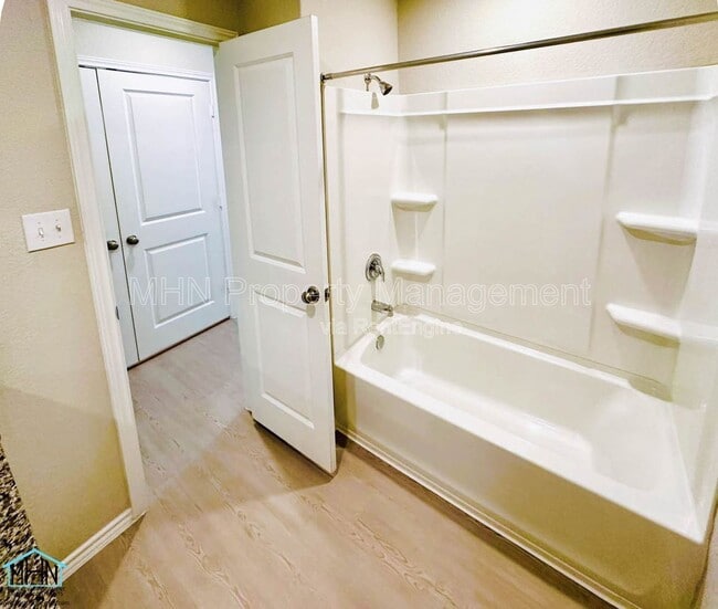 Building Photo - 9012 Sumners Wise