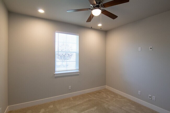 Building Photo - Newer Home for Rent in North Redding CA | $500 Off, Solar, Garage, Fenced Yard
