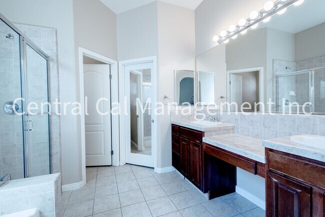 Building Photo - 3 Bedroom/2 Bath Home with Office in the Desired Northwest - $2495 Per Month