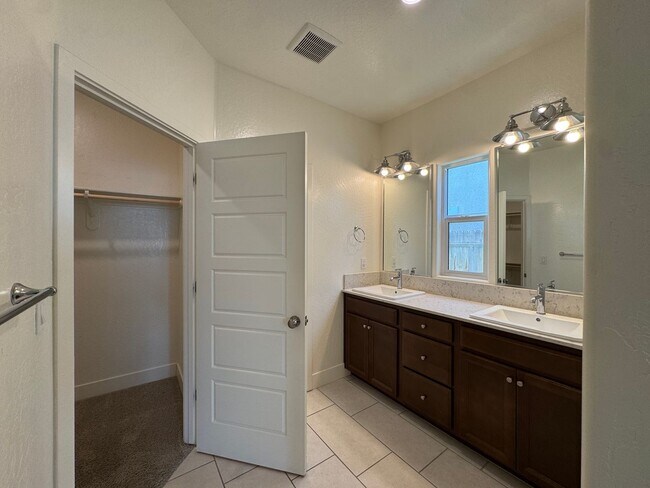 Building Photo - 601 Wishon Ave W